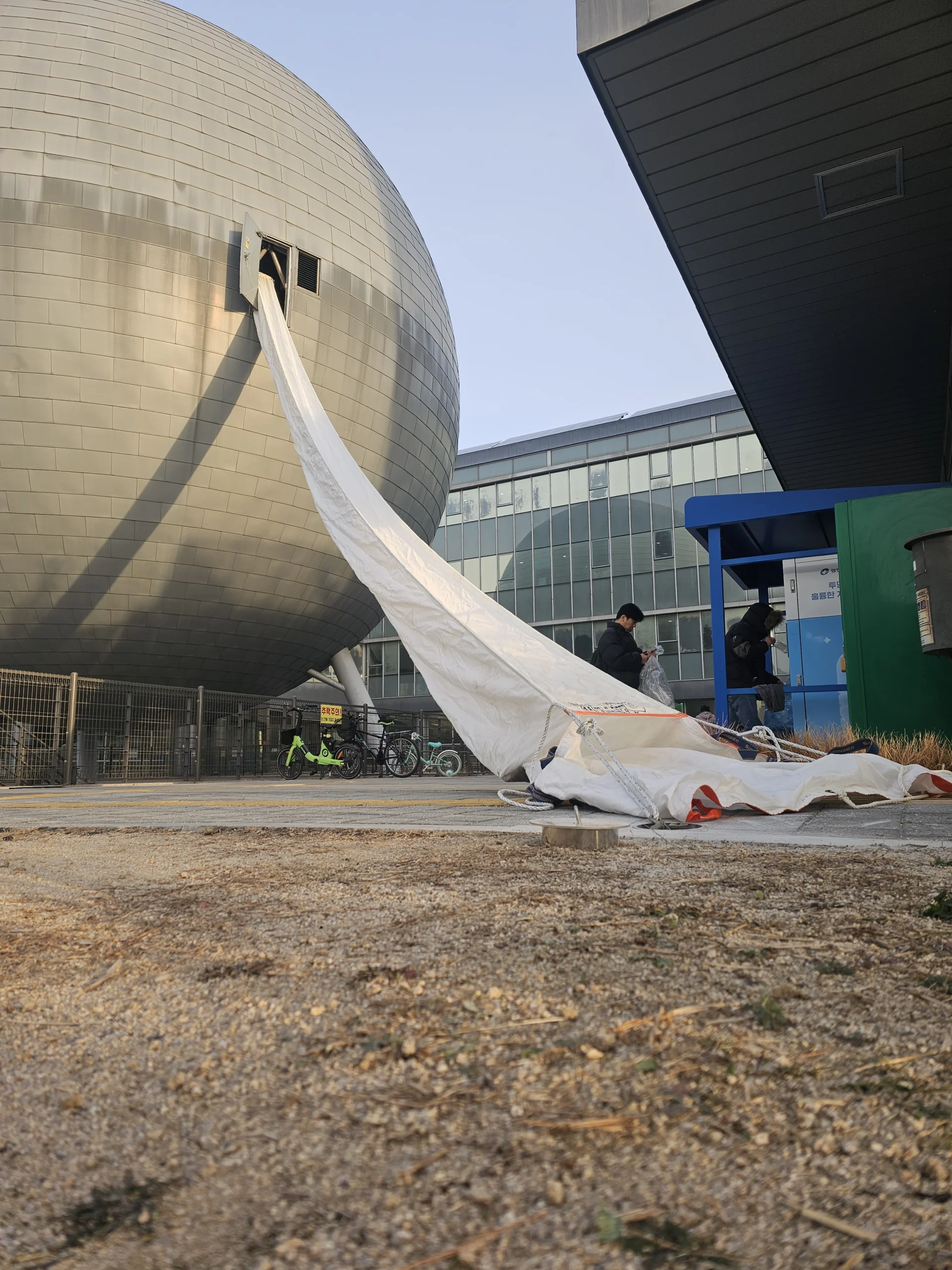 경기 지역 건물 외벽에 설치된 비상탈출기구 제품 사진