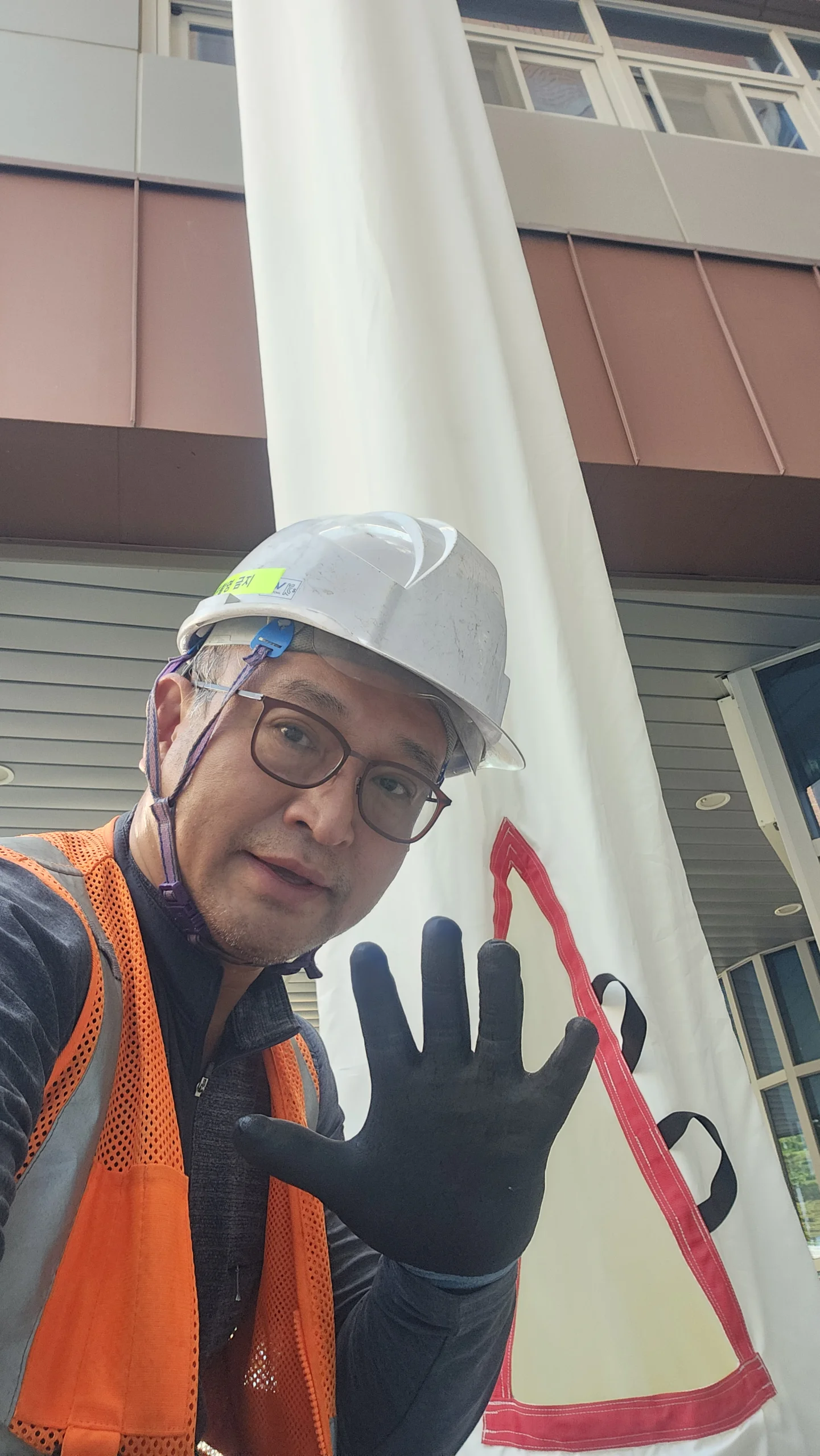 경기 지역 비상탈출기구 설치 현장의 작업자 모습