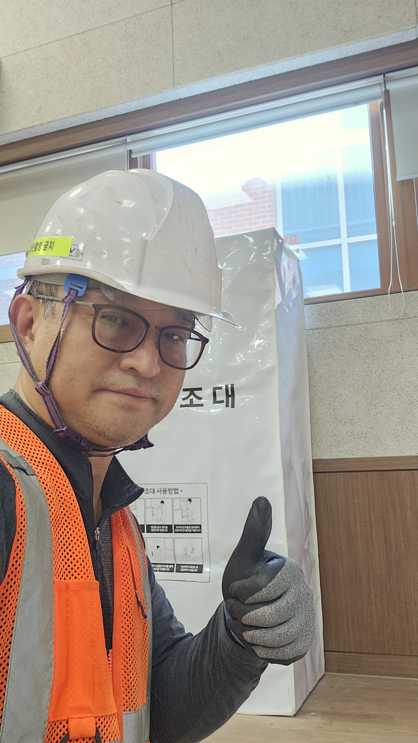 비상탈출기구 고정 장치를 점검하는 모습 사진