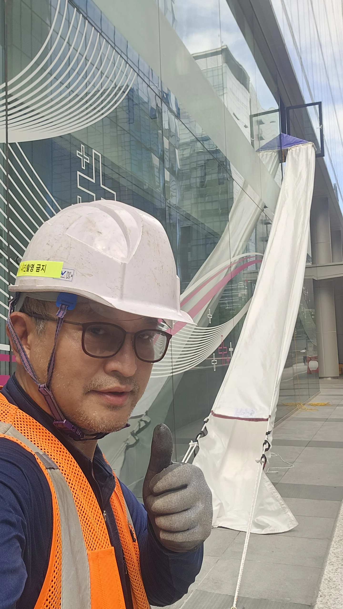 건물 전체 피난 동선을 검토하는 설계 사진
