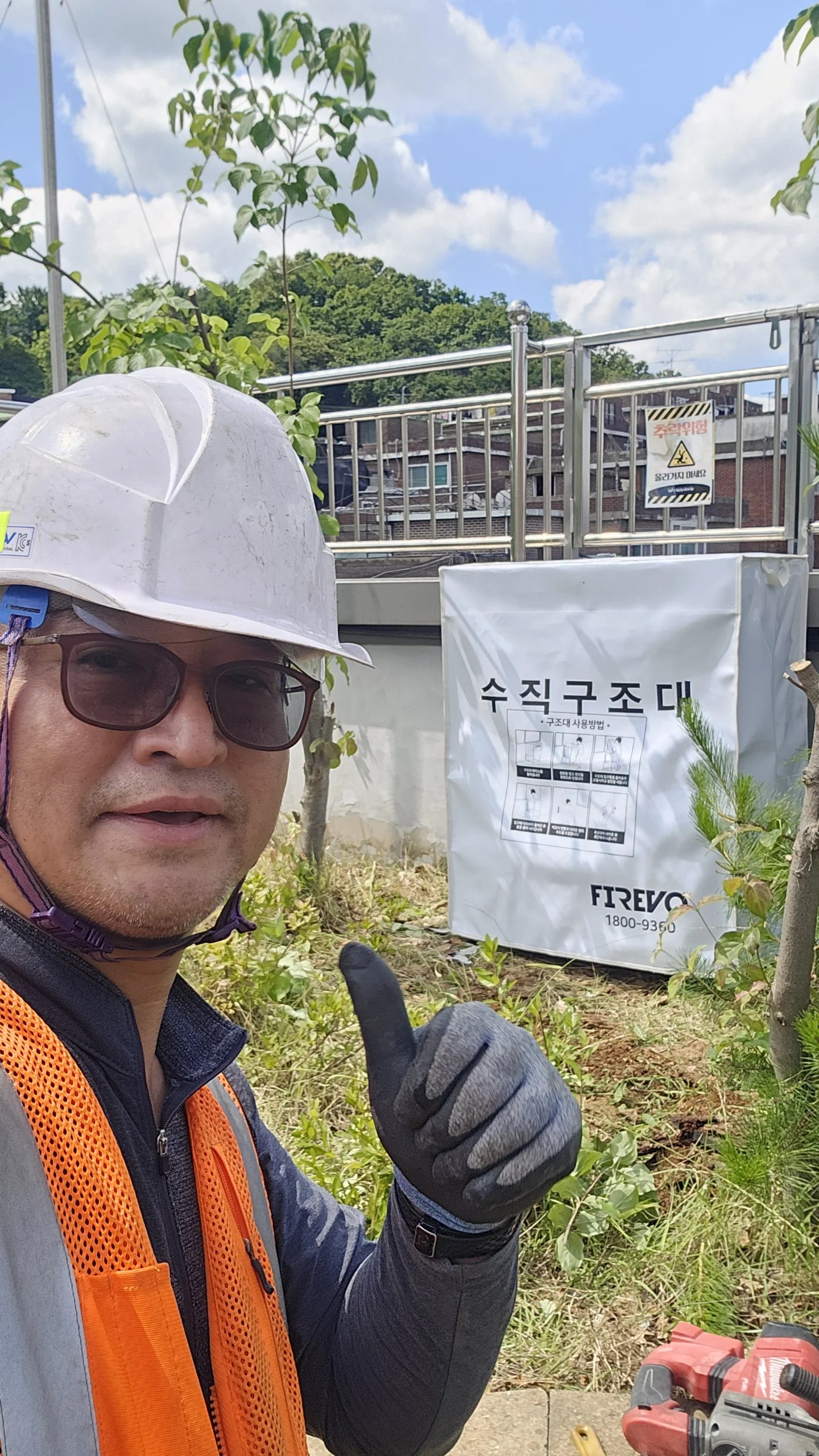 고층건물 발코니에서 비상탈출기구를 전개하는 대피 현장 사진