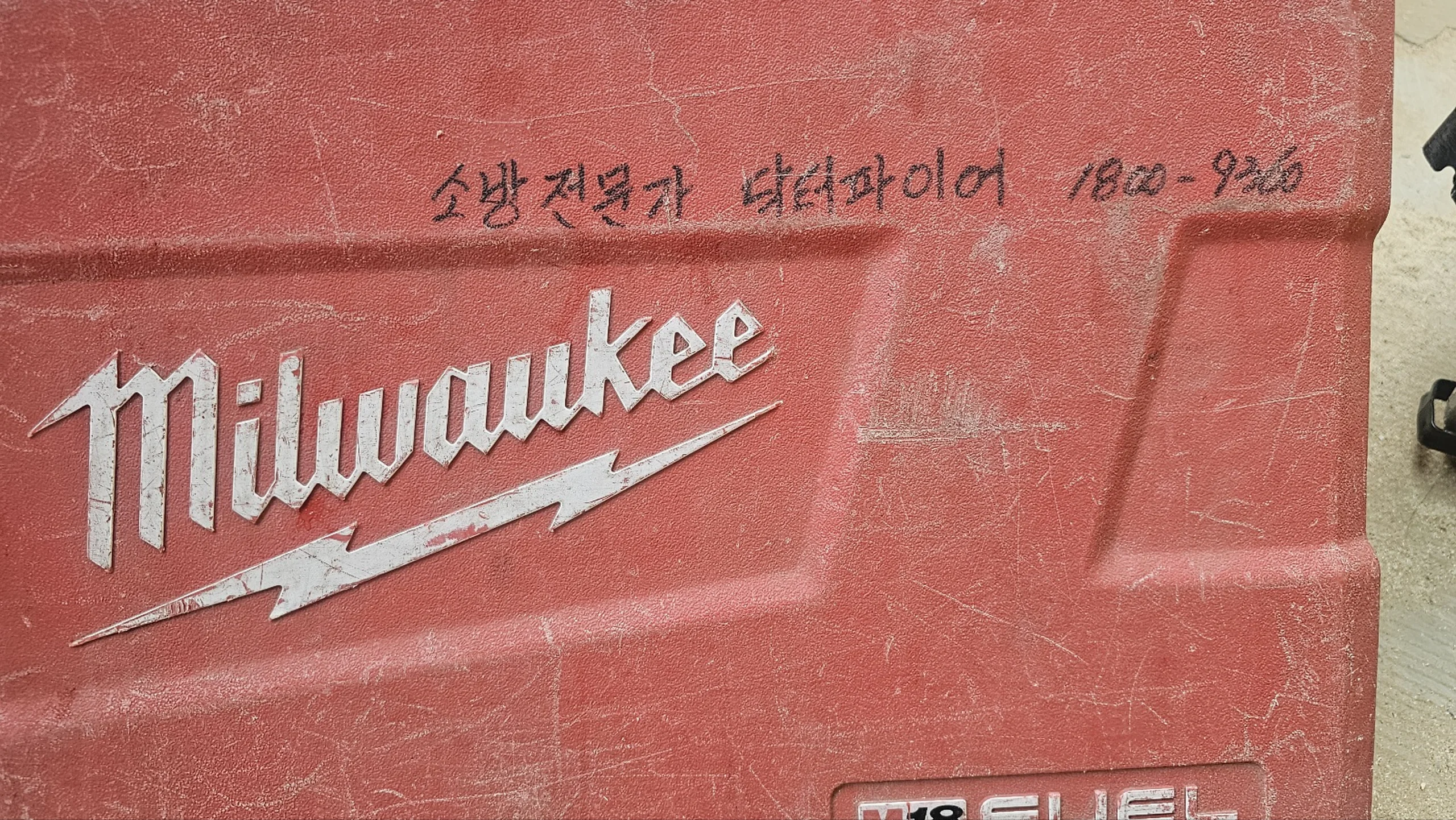 공용 복도 끝에 설치된 피난기구 현장 사진