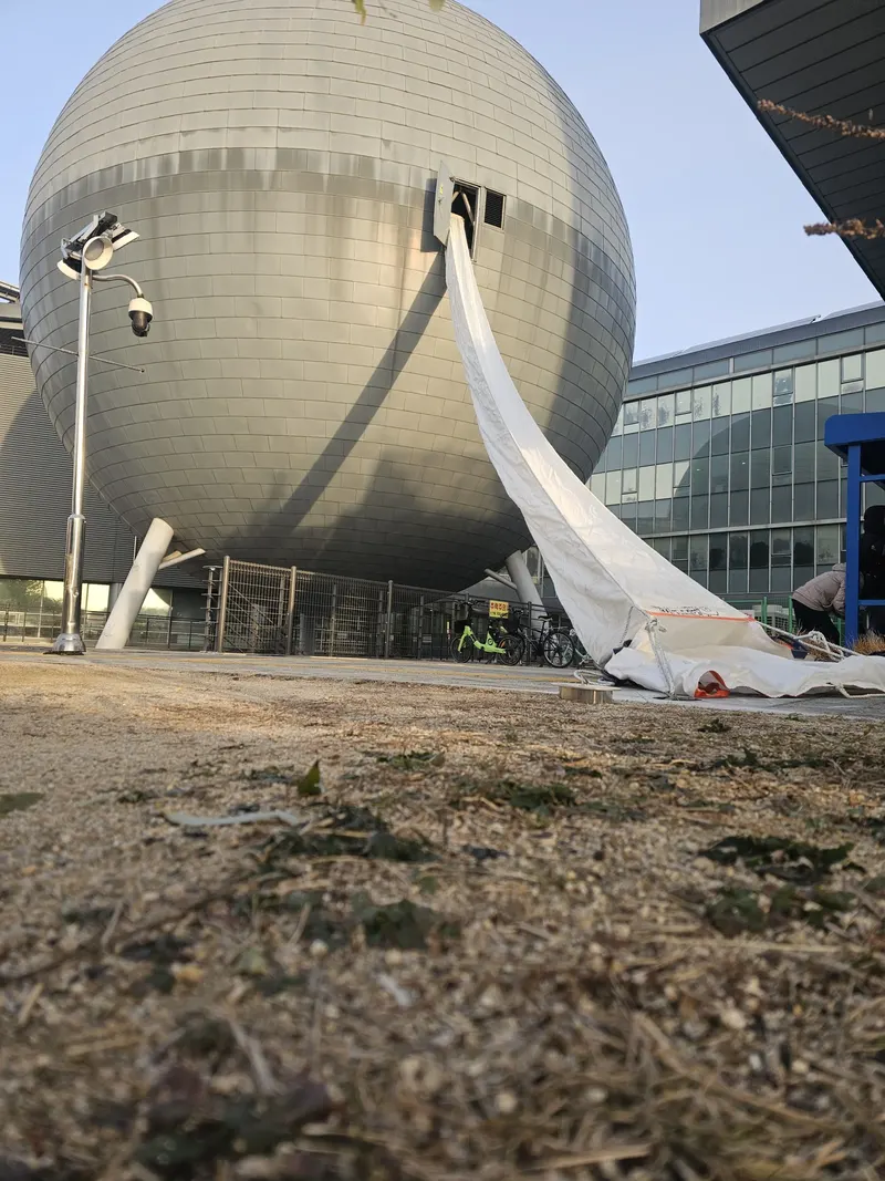 비상탈출기구 교육 안내 — 건물 외벽을 따라 펼쳐진 수직구조대