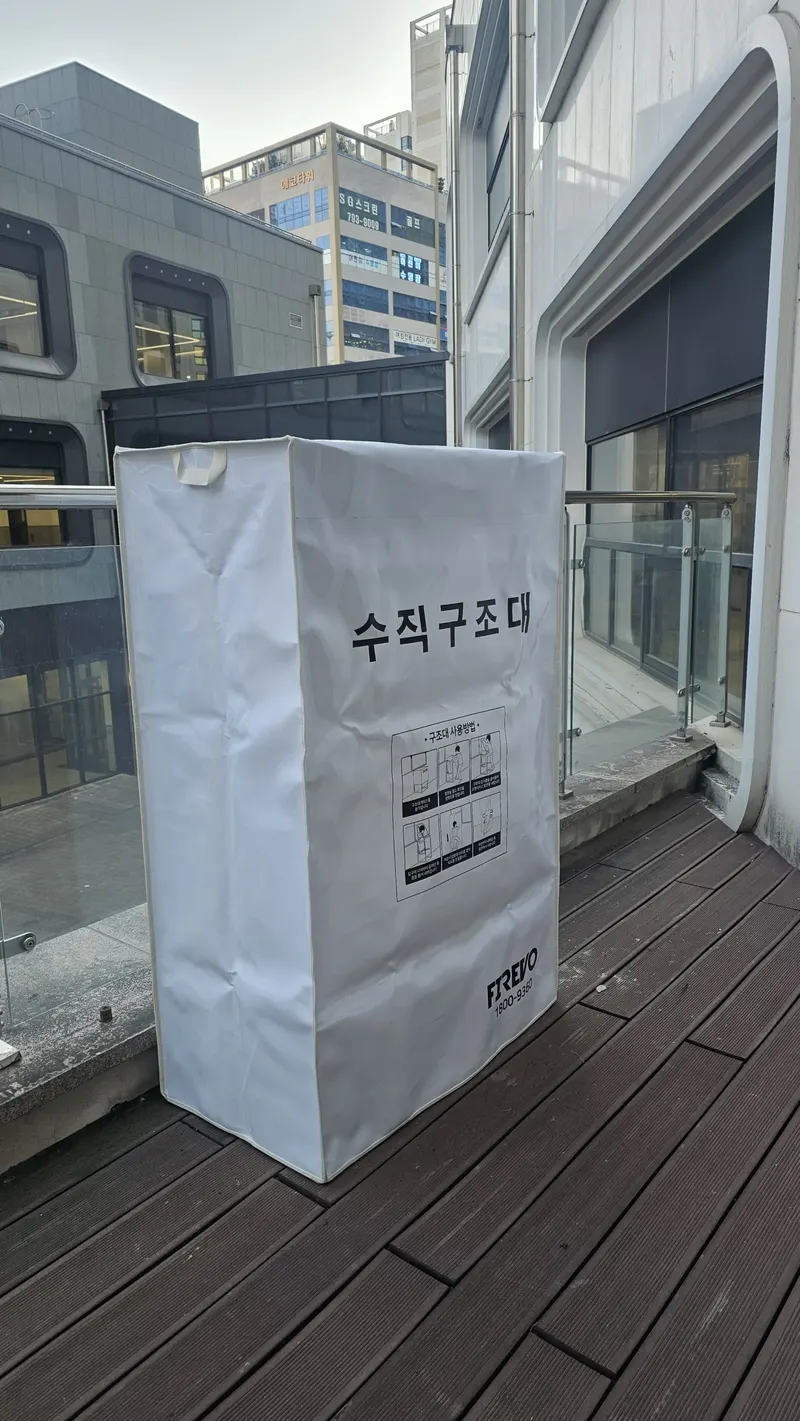 고층건물 비상탈출 방법 안내 — 포대 케이스에 수납된 수직구조대 보관 상태